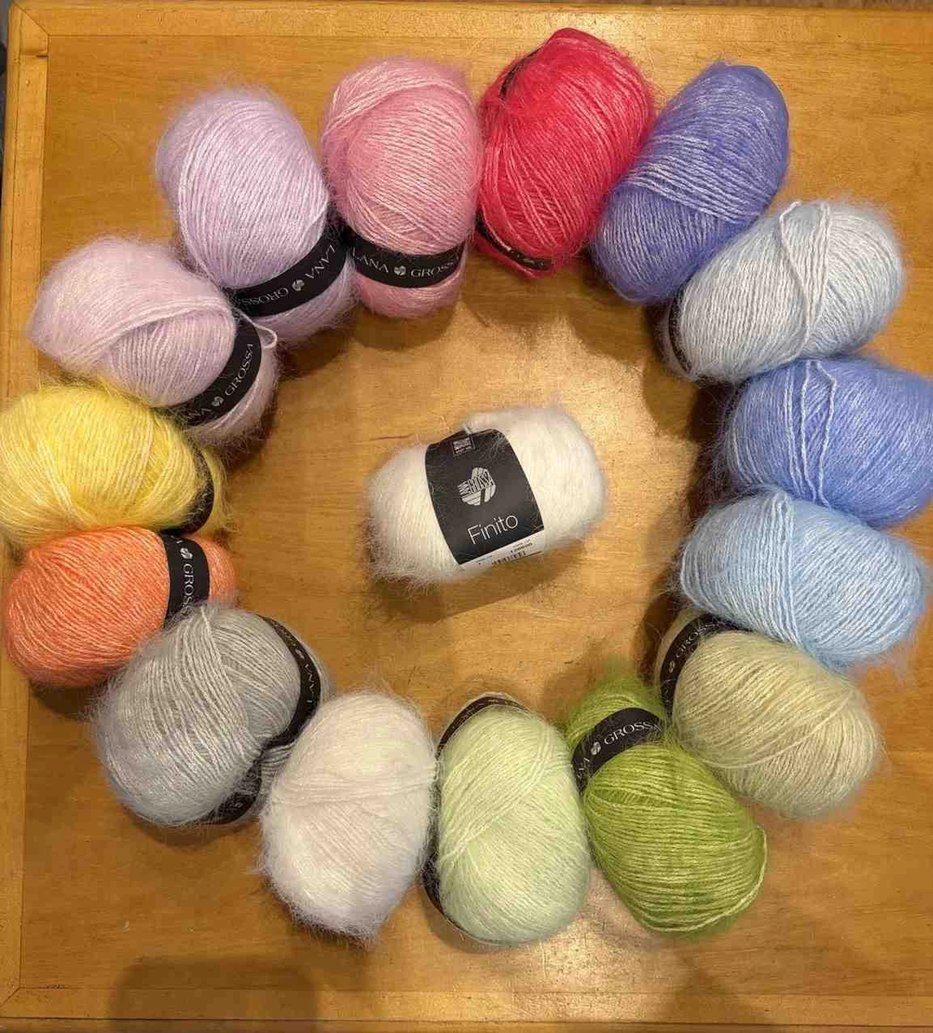 Mode & Handarbeitsdiele - Wolle, Kunsthandwerk, Mode und Accessoires - Bunte Wollknäuel in verschiedenen Farbtönen