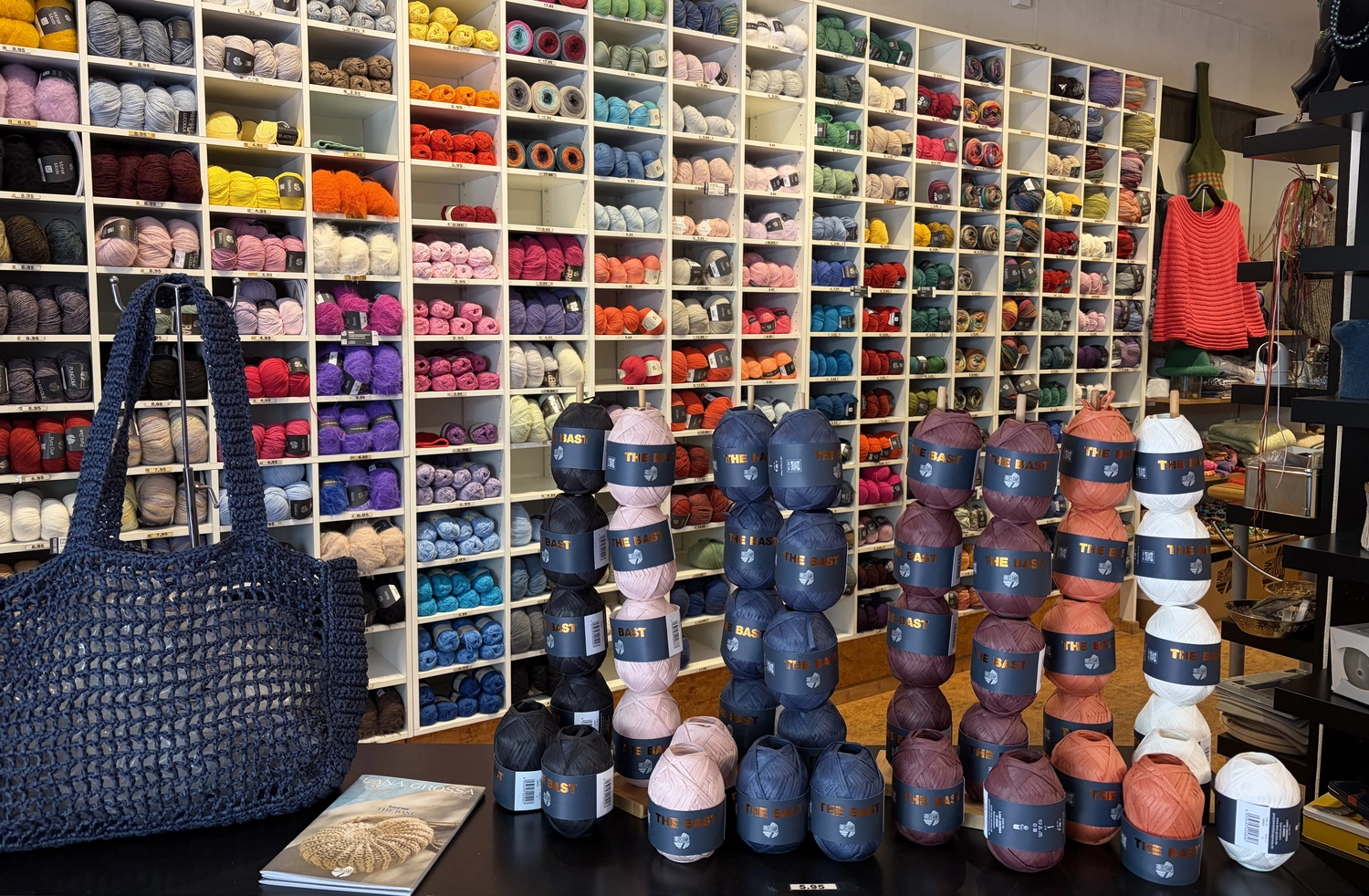 Mode & Handarbeitsdiele - Wolle, Kunsthandwerk, Mode und Accessoires - Bunte Wollknäuel in verschiedenen Farbtönen